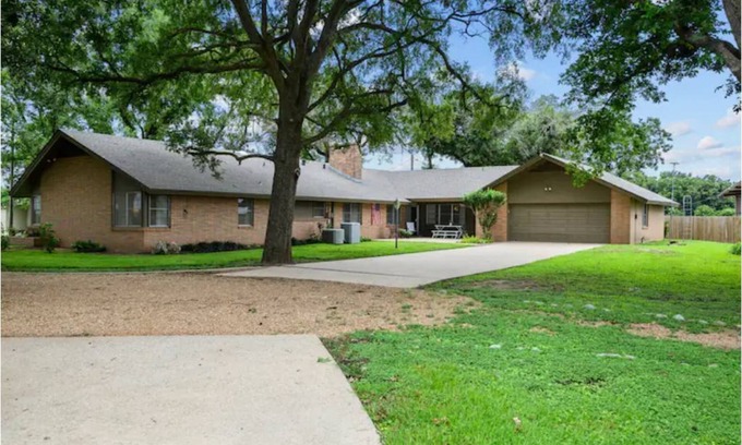 Bryan House | Top-Rated Aggieland Country Guesthouse with Breakfast Included