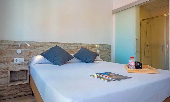 Roses Town Center Hotel | Cozy Agi Gloria Rooms: Oceanfront Hostel in Roses Girona