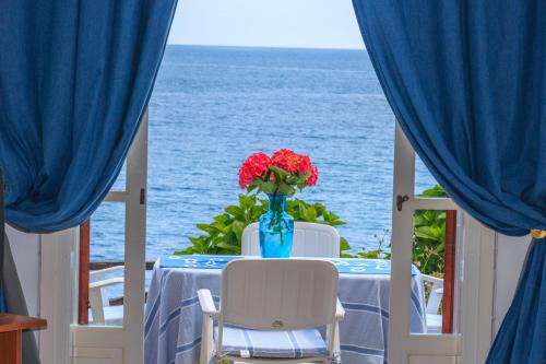Agios Ioannis Apartment | Beachfront Studio at Agios Ioannis with Ocean Views