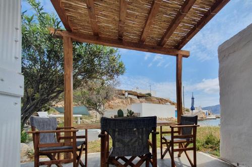 Kimolos House | Beachfront Agios Nikolaos House in Kimolos - 10/10 Rated