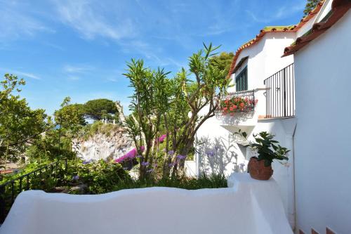 Casamicciola Terme Villa | Experience Aglaia Seaview Villa with Oceanfront Amenities