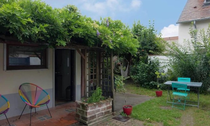 Olivet House | Cozy Townhouse with Garden: Family & Pet-Friendly Stay