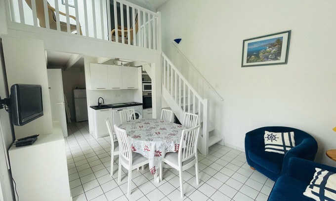 Biscarrosse Plage House | Inviting Pavilion for 6 with Pool Access and Breakfast
