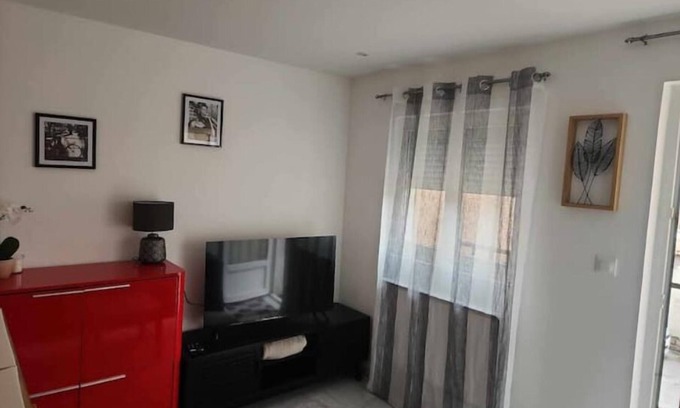 Bourgoin-Jallieu Apartment | Cozy T2 in Downtown, Just 10 Minutes from Train Station