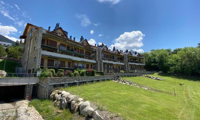 Cerler Apartment | Inviting Apartment with Private Garden in Cerler, Rated 9.2