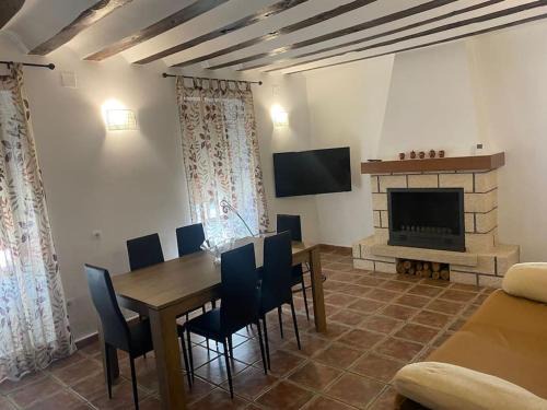 Graja de Iniesta House | Cozy Retreat with Fireplace & BBQ - Perfect for Families