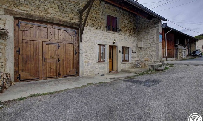 Evosges House | Comfortable and Practical Hotel with Kitchen & Pet-Friendly