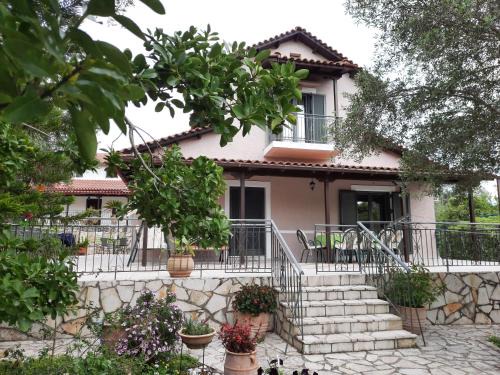 Vlachopoulatika House | Discover Agrielia: Family-Friendly Stay with Kitchen Access