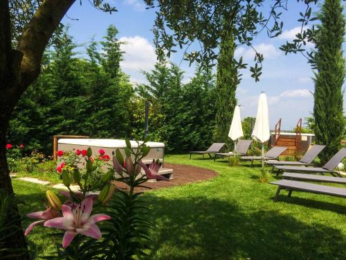 Valeggio sul Mincio Apartment | Experience Agriturismo Al Tralcio: Oceanfront Retreat Awaits