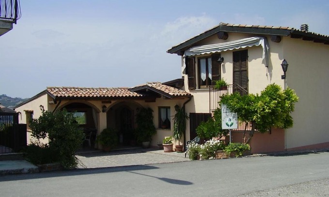Montecalvo Versiggia House | Discover Agriturismo Bagarellum: Pet-Friendly Retreat