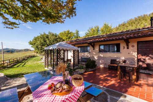 Piobbico Apartment | Relaxing Getaway at Agriturismo Cà Licozzo with Pool & Hot Tub