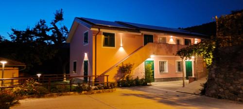 Carbuta Apartment | Inviting Agriturismo Ca' du Nibile: Pet & Child Friendly Stay