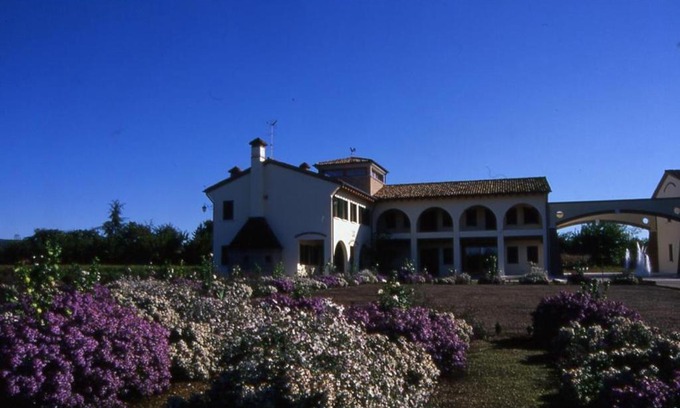 Trevignano Bed & Breakfast | Relaxing Stay at Agriturismo Due Torri with Pool & Hot Tub