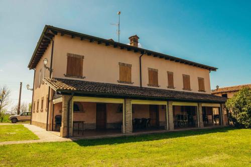 Castelfranco Emilia House | Charming Agriturismo Garzolé: Pet-Friendly with Breakfast