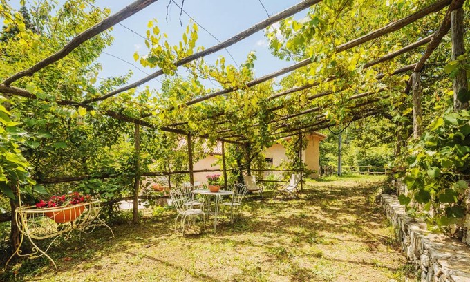 Carro Apartment | Pet-Friendly Retreat at Agriturismo Il Filo di Paglia
