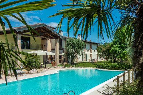 Monzambano House | Discover "Il Glicine Bianco": 4-Star Stay with Pool & Breakfast