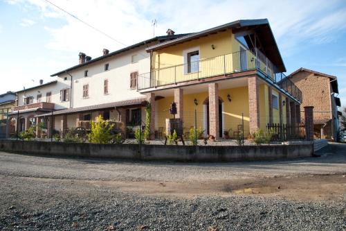 Capriata d'Orba House | Discover Agriturismo Il Vecchio Portico: Pet-Friendly Retreat