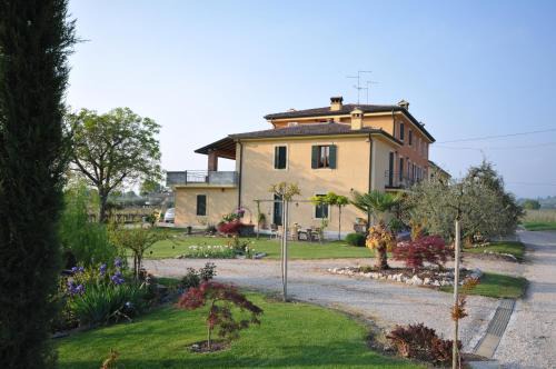 Castelnuovo del Garda House | Experience Agriturismo Corte Albarel: Oceanfront Bliss & Pool