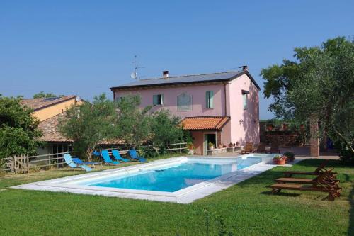 Monzambano House | Oceanfront Agriturismo La Casa Del Mandorlo: Family-Friendly Escape