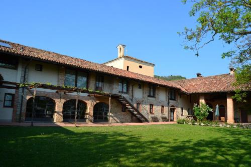 Dogliani House | Charming Agriturismo La Pieve: Pet-Friendly Retreat