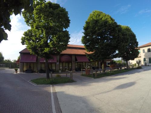 Ca Zennare House | Pet-Friendly Agriturismo La Rebosola with Hot Tub & Dining
