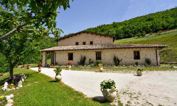 Cascia House | Explore AGRITURISMO LA VALLE DEI BRONZETTI: Pet-Friendly Retreat