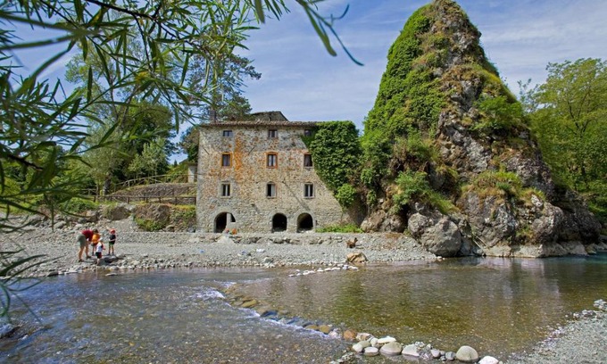 Camporgiano House | Pet-Friendly Agriturismo Mulin Del Rancone with Ocean Views