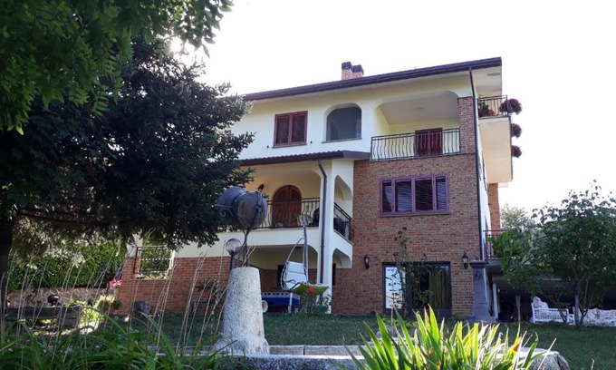 Torricella Peligna House | Charming Agriturismo Persichitti: Pet-Friendly Retreat