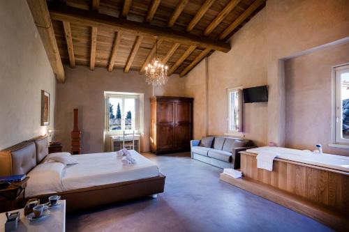 Monte House | Relaxing Agriturismo Pratello: Oceanfront Retreat with Pool