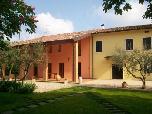 Monzambano House | Discover Agriturismo Radaméz: Family-Friendly Retreat