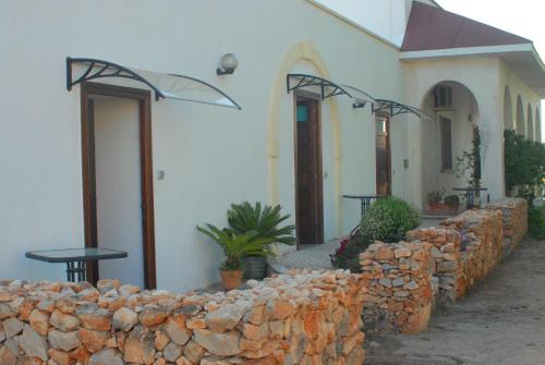 Leverano House | Relaxing Agriturismo Tenuta Perruzzi with Hot Tub & Breakfast