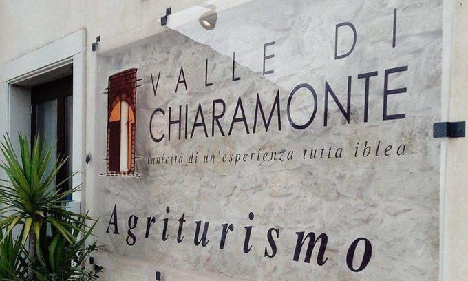 Chiaramonte Gulfi Bed & Breakfast | Pet-Friendly Agriturismo Valle di Chiaramonte with Pool