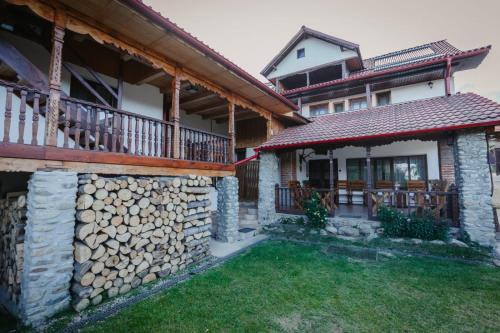Tismana House | Pet-Friendly Agro-pensiunea "Plaiul Castanilor" with Pool