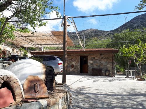 Politiko House | Enjoy Family-Friendly Stays at Agrompelo House