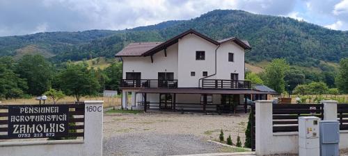 Orastioara de Sus House | Discover AGROPENSIUNEA ZAMOLXIS: Family-Friendly Retreat