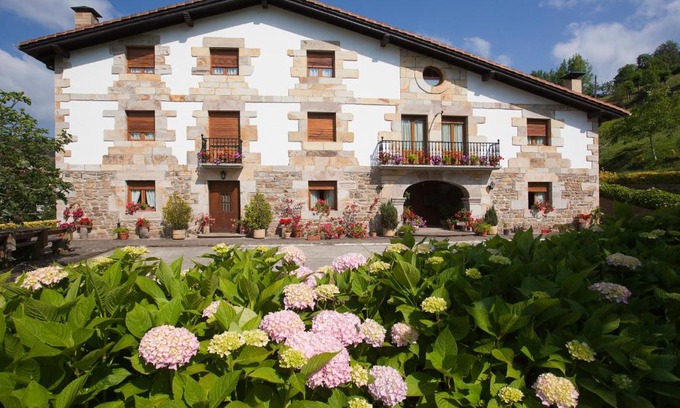 Antzuola House | Exceptional Agroturismo Ibarre: Child-Friendly Retreat