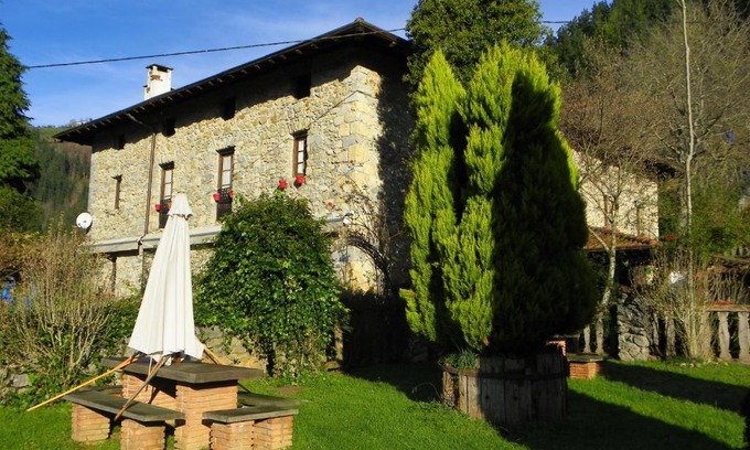 Errezil House | Relax at Agroturismo Izarre: Pet-Friendly Getaway Awaits