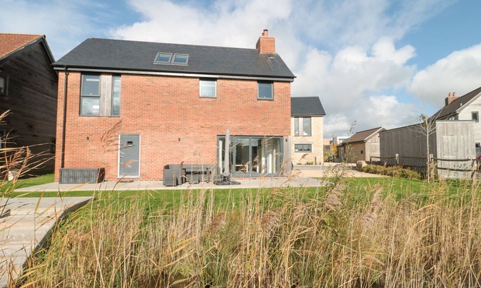 Holworth Cottage | Family-Friendly 16 Wakeling Island with Pool & Kitchen