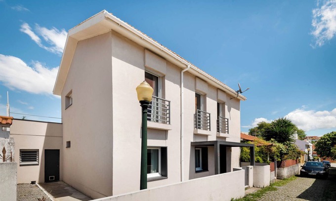 Lordelo do Ouro e Massarelos House | Family-Friendly Aguda's House with BBQ and Pet Amenities