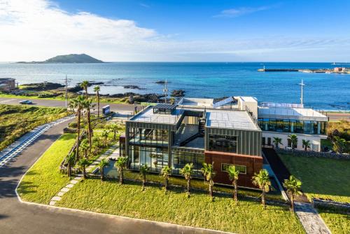 Hallim Hotel | Discover Oceanfront Comfort at Aguila Hotel Jeju