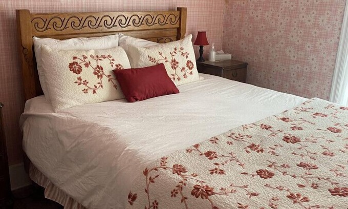 Tofte Hotel | Queen Suite at AH #11: Pet-Friendly with Spa & Breakfast