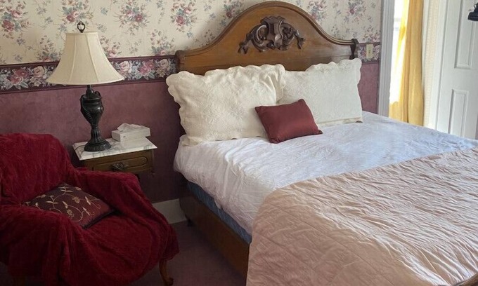 Wabasha Hotel | AH #15 Queen Room with Shower & Spa Amenities Await
