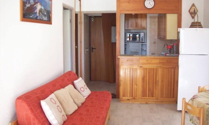 Bergers Apartment | Cozy Flat for 6 in Alpe d'Huez with Pet-Friendly Perks