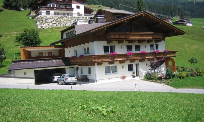Vorderlanersbach Apartment | Family-Friendly Ahornegg: Rated 9/10 with Kitchen Amenities