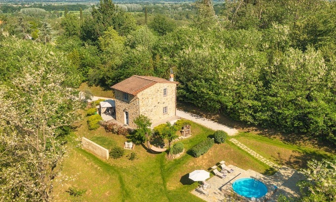 SantʼAndrea di Compito Villa | Discover Ai Due Cuori 4: A Family-Friendly Retreat