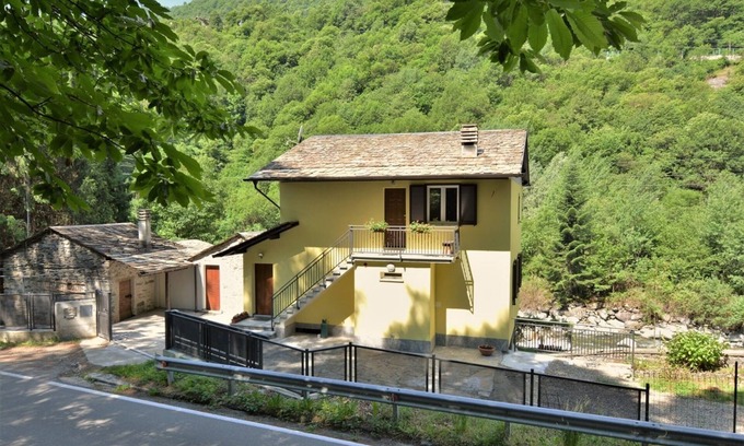 Ardenno House | Experience AI MULINI Holiday House with Ocean Views & Pool