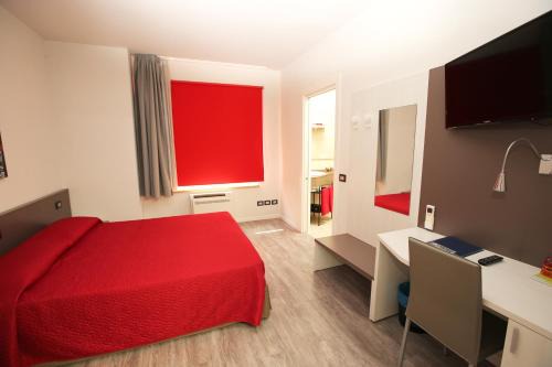 Dossobuono Bed & Breakfast | Charming Ai Santi B&B: Guest Rated 9/10 with Hot Tub & Dining