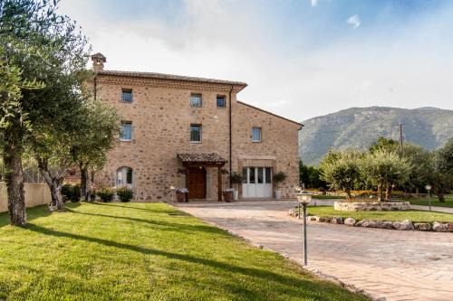 Monte San Biagio Bed & Breakfast | Discover Aia Antica: Pet-Friendly Retreat with Pool & Hot Tub