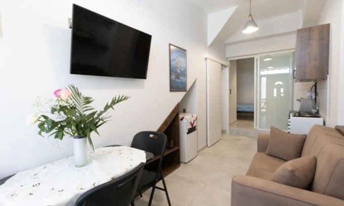 Gythio Apartment | Oceanfront Aigli Guest House: Family-Friendly Retreat