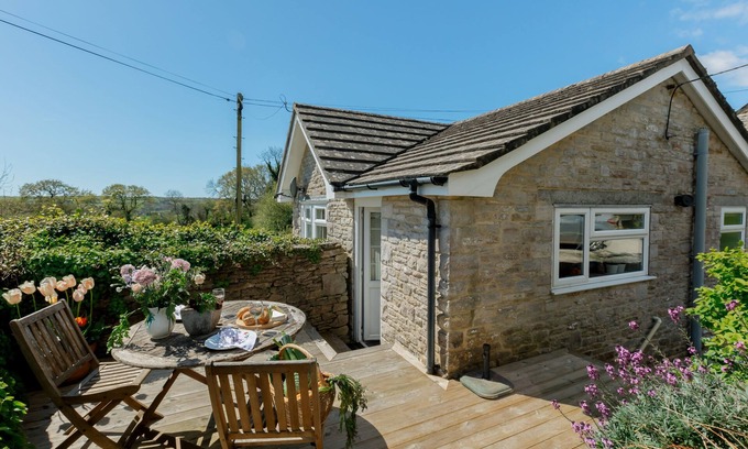 Isle of Purbeck Apartment | Ideal Ailwood Cottage near Corfe Castle - Pet Friendly Retreat
